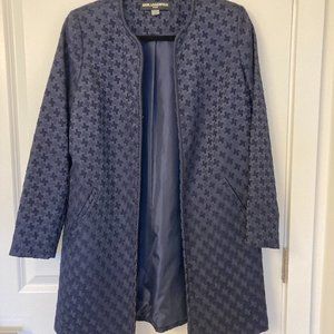 Subtle Houndstooth Topper Conveys Elegance to Any Outfits